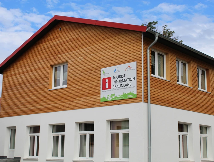 Braunlage-Tourist-Info-Außenansicht.JPG