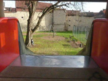 Spielplatz am Bäckerwall_Blick aus der Rutsche spielplatz-am-baeckerwall-blick-aus-der-rutscheplayground-at-baeckerwall-view-from-the-slidelegeplads-ved-baeckerwall-udsigt-fra-rutsjebanenspeeltuin-bij-baeckerwall-zicht-van-de-glijbaan