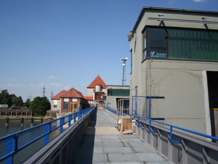 Staustufe Dörverden: Beton- und Metallstrukturen mit markanten roten Dächern bei klarem Himmel.
