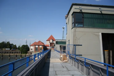 Staustufe Dörverden Staustufe Dörverden: Beton- und Metallstrukturen mit markanten roten Dächern bei klarem Himmel.