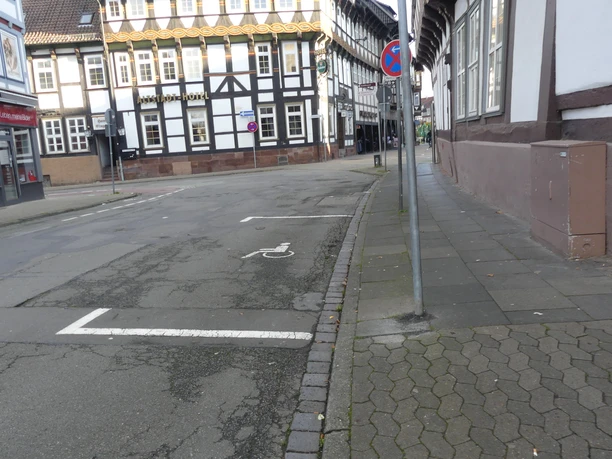 Behindertengerechter Parkplatz-Tiedexer Straße