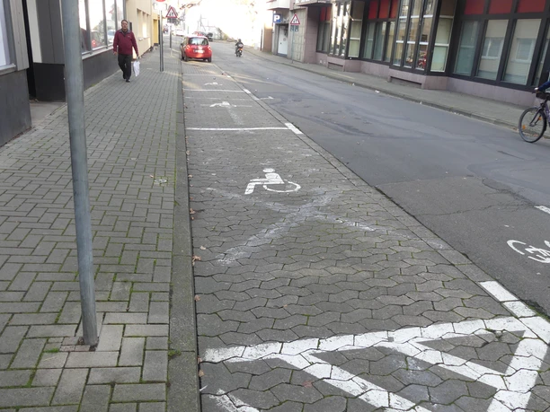 Behindertengerechter Parkplatz_Tiedexer Straße