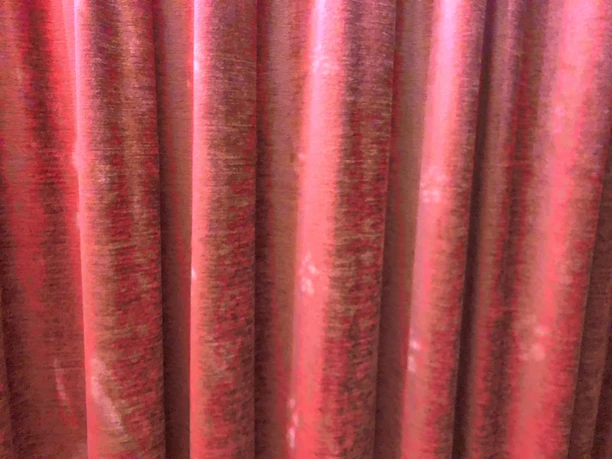 Theatervorhang Roter Theatervorhang aus Samt, in Falten gelegt, vermittelt Eleganz und Vorfreude auf die Aufführung.