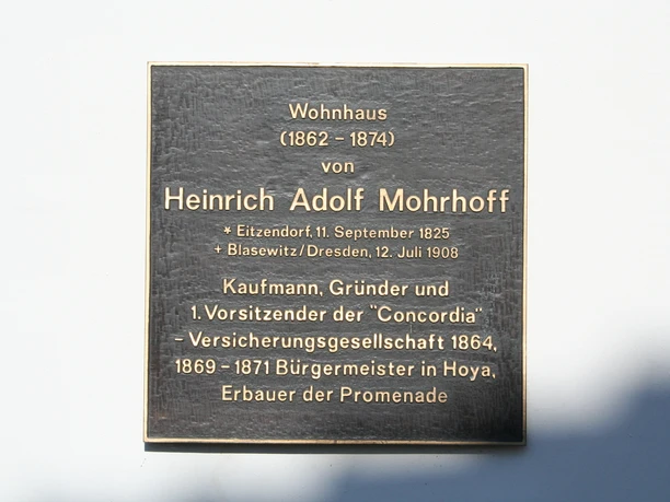 Schild am Mohrhoff-Haus Gedenktafel für Heinrich Adolf Mohrhoff am Wohnhaus, Würdigung seiner Verdienste als Kaufmann.