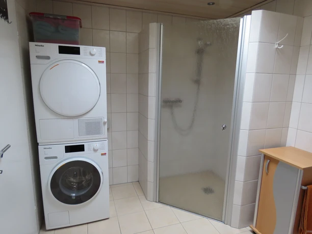 Badezimmer mit Waschmaschine und Trockner unten - Jüngerink.jpg