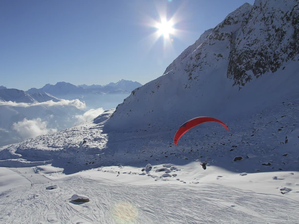 Gleitschirmfliegen im Winter in der Aletsch Arena