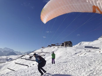 Gleitschirmfliegen im Winter in der Aletsch Arena Gleitschirmfliegen im Winter in der Aletsch Arena