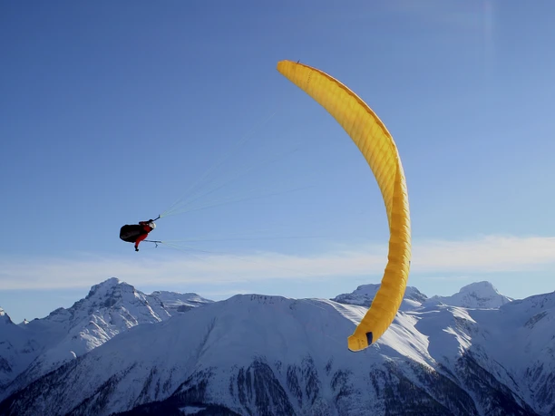 Gleitschirmfliegen im Winter in der Aletsch Arena