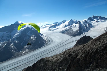 Flugschule Flug-Taxi Gleitschirmflieger über dem Grossen Aletschgletscher