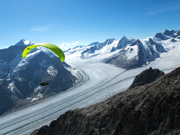 Flugschule Flug-Taxi Gleitschirmflieger über dem Grossen Aletschgletscher