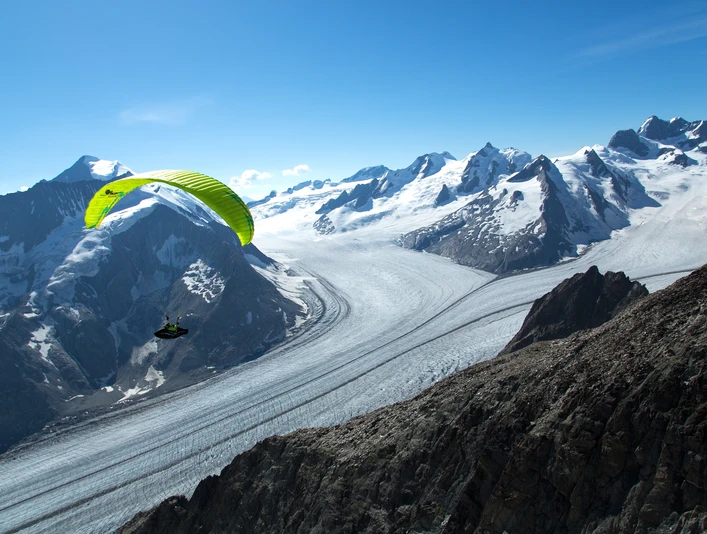 Flugschule Flug-Taxi Gleitschirmflieger über dem Grossen Aletschgletscher