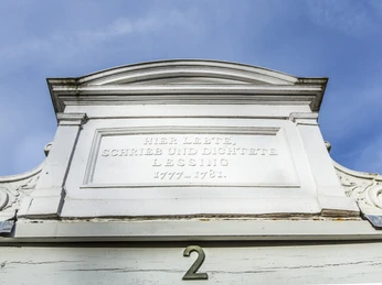 Inschrift Lessinghaus Weiße Hausfassade mit Schriftzug: Hier lebte, schrieb und dichtete Lessing 1777 bis 1781