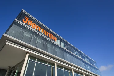Jägermeister Wolfenbüttel Modernes Glasgebäude der Firma Jägermeister unter blauem Himmel