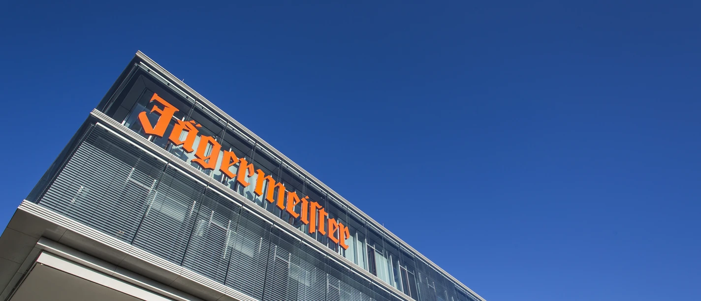 Jägermeister Wolfenbüttel Modernes Glasgebäude der Firma Jägermeister unter blauem Himmel