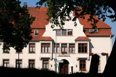 Rathaus Hoya Historic building with red tiled roof, large windows and the inscription "Rathaus" in Hoya.