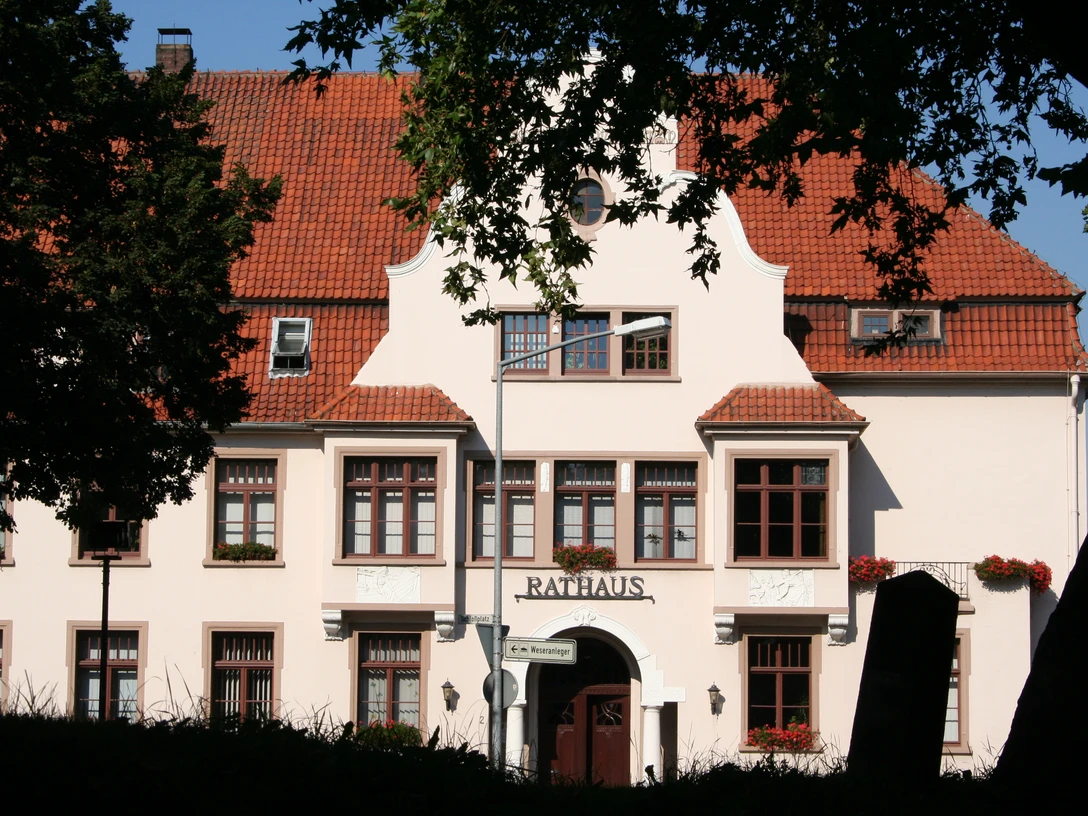 Rathaus Hoya Historisches Gebäude mit roten Ziegeldach, großen Fenstern und der Aufschrift "Rathaus" in Hoya.Historic building with red tiled roof, large windows and the inscription "Rathaus" in Hoya.Historisk bygning med rødt tegltag, store vinduer og inskriptionen "Rathaus" i Hoya.Historisch gebouw met rood pannendak, grote ramen en de inscriptie "Rathaus" in Hoya.