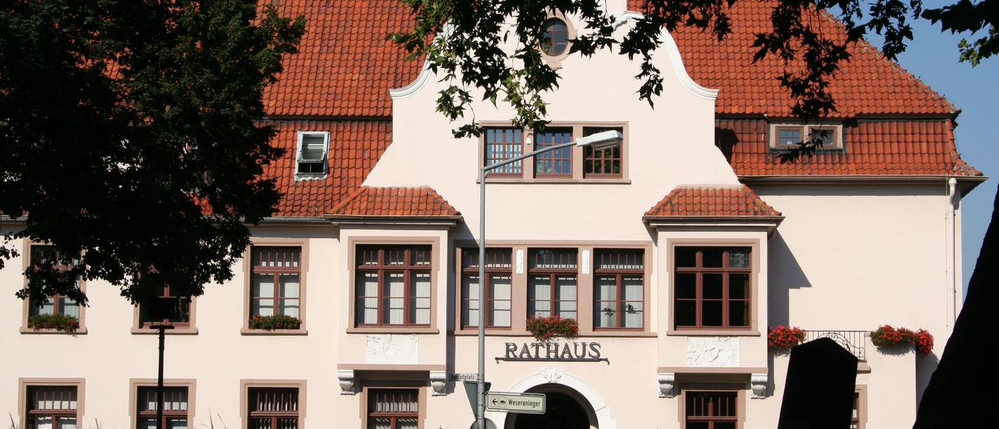 Rathaus Hoya Historic building with red tiled roof, large windows and the inscription "Rathaus" in Hoya.