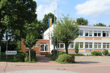 Modernes Rathausgebäude in Liebenau mit hellem Mauerwerk und gepflegten Grünanlagen.