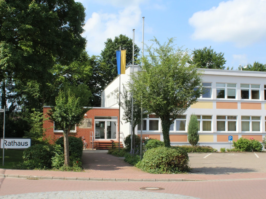 Modernes Rathausgebäude in Liebenau mit hellem Mauerwerk und gepflegten Grünanlagen.