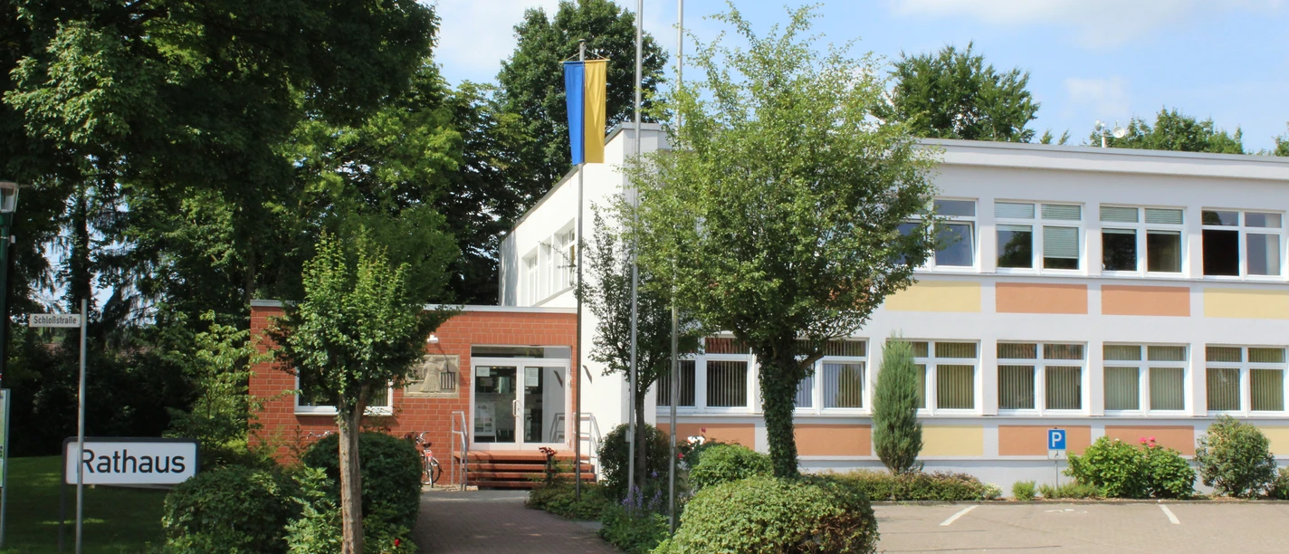 Rathaus Liebenau Modernes Rathausgebäude in Liebenau mit hellem Mauerwerk und gepflegten Grünanlagen.