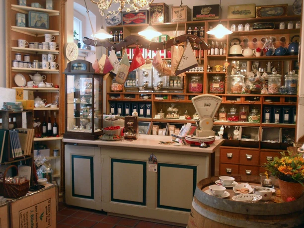 Innenaufnahme Bünting Teemuseum.jpg The picture shows an interior view of the Bünting Tea Museum