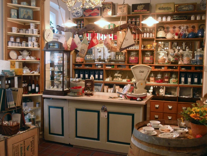 Innenaufnahme Bünting Teemuseum.jpg Das Bild zeigt eine Innenaufnahme vom Bünting TeemuseumThe picture shows an interior view of the Bünting Tea MuseumBilledet viser en indvendig visning af Bünting Tea MuseumDe foto toont een binnenaanzicht van het Bünting Theemuseum