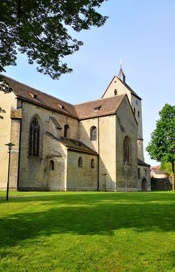 Die Klosterkirche St. Peter und Paul in Brakel-Gehrden Die Klosterkirche St. Peter und Paul thront majestätisch vor einer Kulisse aus üppigem Grün.
