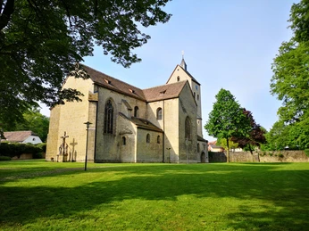 Die Klosterkirche St. Peter und Paul in Brakel-Gehrden Die Klosterkirche St. Peter und Paul thront majestätisch vor einer Kulisse aus üppigem Grün.