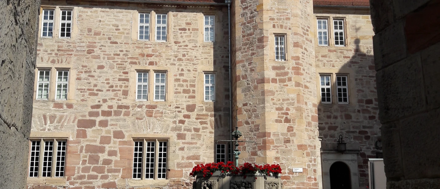 Der neuzeitliche Frau-Holle-Brunnen von Prof. Sauter im Schlossinnenhof des Landgrafenschlosses Eschwege zeigt an seiner Außenseite einige Hauptszenen aus dem Märchen "Frau Holle" der Brüder Grimm. Der neuzeitliche Frau-Holle-Brunnen von Prof. Sauter im Schlossinnenhof des Landgrafenschlosses Eschwege zeigt an seiner Außenseite einige Hauptszenen aus dem Märchen "Frau Holle" der Brüder Grimm.