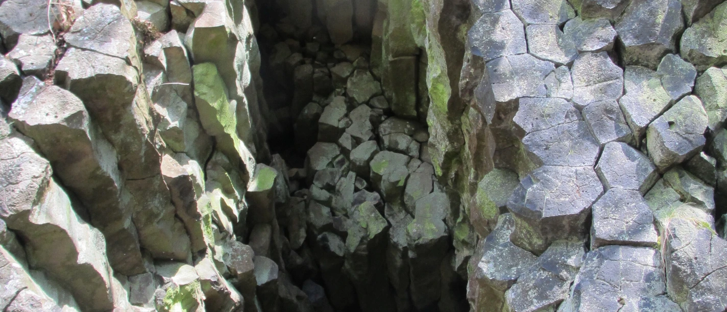 Die Kitzkammer, eine Höhle in einer Basalt-Säulenformation, Die Kitzkammer, eine Höhle in einer Basalt-Säulenformation, ist eine sehr auffällige geologische Besonderheit auf dem Hohen Meißner, dem höchsten Berg der GrimmHeimat NordHessen, auf dem der Sage nach Frau Holle wohnt. Um die Kitzkammer ranken sich gleich mehrere Sagen, u.a. soll Frau Holle hier zänkische Mädchen in Kätzchen verwandelt haben, auf dass sie den Wanderern nun den rechten Weg weisen. Die Kitzkammer befindet sich direkt am vom Deutschen Wanderinstititu zertifizierten Premiumweg P1 Hoher Meißner des Geo-Naturparks Frau-Holle-Land, der etliche der Sagenorte auf dem Berg miteinander verbindet.