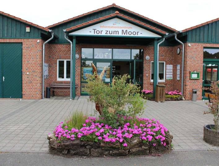 Tor zum Moor Essern Eingang des Informationszentrums "Tor zum Moor" mit Blumenbeet im Vordergrund und Backsteinfassade.