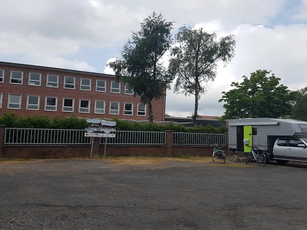 Wohnmobilstellplatz Nessestraße Das Bild zeigt den Wohnmobilstellplatz an der Nessestraße