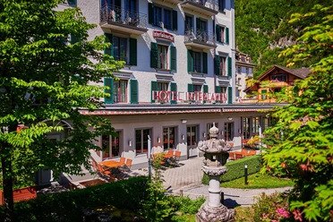 restaurant-taverne-hotel-interlaken-aussen-terrasse-sommer-baeume.jpg