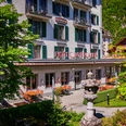 restaurant-taverne-hotel-interlaken-aussen-terrasse-sommer-baeume.jpg