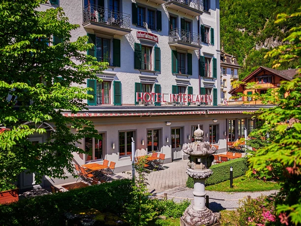 restaurant-taverne-hotel-interlaken-aussen-terrasse-sommer-baeume.jpg