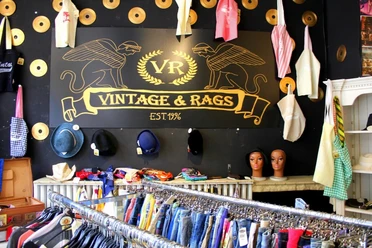 Vintage & Rags Ein Geschäft mit Retro-Kleidung, Hüten und Schaufensterpuppen