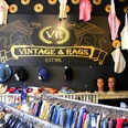Vintage & Rags Ein Geschäft mit Retro-Kleidung, Hüten und SchaufensterpuppenA store with retro clothing, hats and mannequins