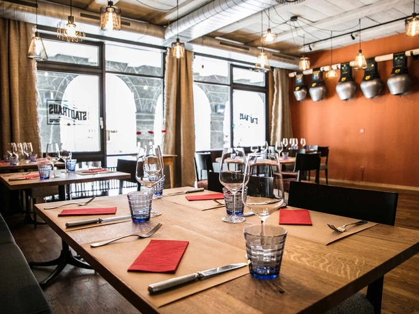 restaurant-stadthaus-unterseen-ambiente-tisch-gedeck.jpg