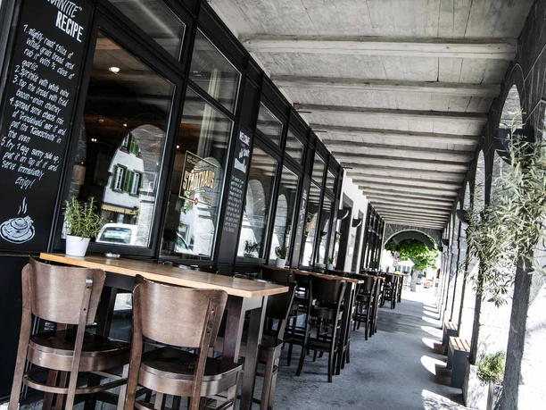 restaurant-stadthaus-unterseen-terrasse-tische-aussen.jpg