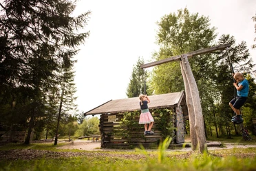 Naturspielplatz Wallgau WALLGAU, DEUTSCHLAND, 23.08.2019: Fotoproduktion Naturspielplatz Wallgau
Foto: Philipp Guelland/Alpenwelt Karwendel