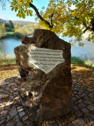 Hann.Muenden_Weserstein_am-Zusammenfluss.jpg