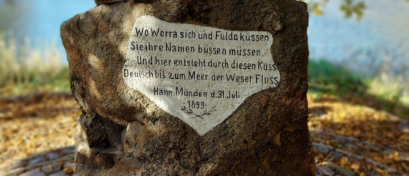 Hann.Muenden_Weserstein_am-Zusammenfluss.jpg