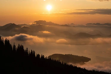 Sonnenaugang über den Simetsberg mit Blick auf den Walchensee WALLGAU, DEUTSCHLAND, 07.06.2019: Fotoproduktion Titelbild Gastgeberverzeichnis 2020, Alpenwelt Karwendel, Wanderinnen auf dem Simetsberg
bei Wallgau.
Foto: Philipp Guelland