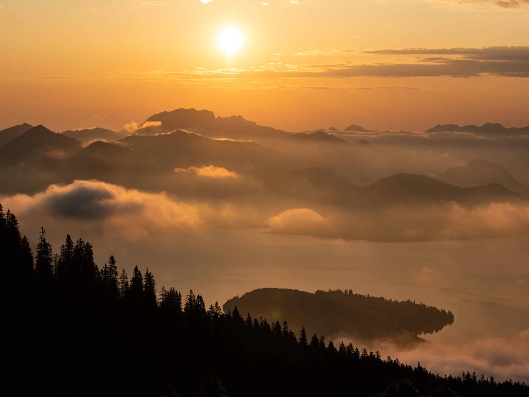 Sonnenaugang über den Simetsberg mit Blick auf den Walchensee WALLGAU, DEUTSCHLAND, 07.06.2019: Fotoproduktion Titelbild Gastgeberverzeichnis 2020, Alpenwelt Karwendel, Wanderinnen auf dem Simetsberg
bei Wallgau.
Foto: Philipp Guelland