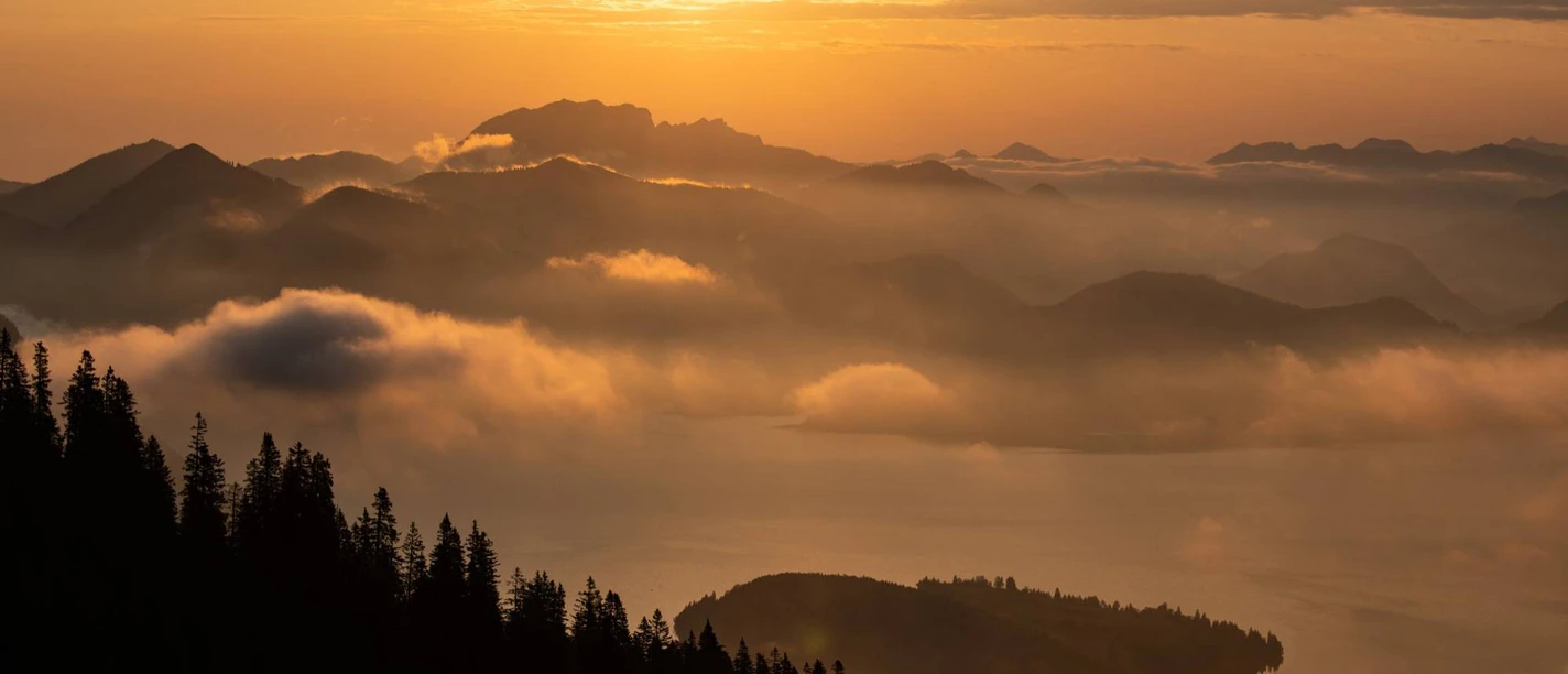 Sonnenaugang über den Simetsberg mit Blick auf den Walchensee WALLGAU, DEUTSCHLAND, 07.06.2019: Fotoproduktion Titelbild Gastgeberverzeichnis 2020, Alpenwelt Karwendel, Wanderinnen auf dem Simetsberg
bei Wallgau.
Foto: Philipp Guelland