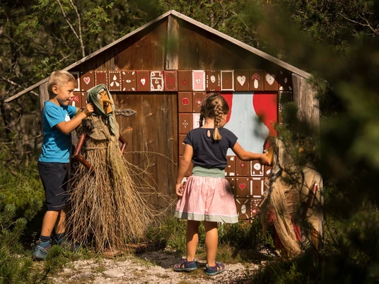 Märchenweg in Wallgau WALLGAU, DEUTSCHLAND, 23.08.2019: Fotoproduktion Maerchenweg Wallgau
Foto: Philipp Guelland/Alpenwelt Karwendel