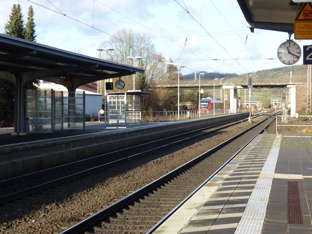 bahnhof_einbeck_salzderhelden_bahnhofsgebaeude_und_ilmebahn bahnhof_einbeck_salzderhelden_bahnhofsgebaeude_und_ilmebahn
