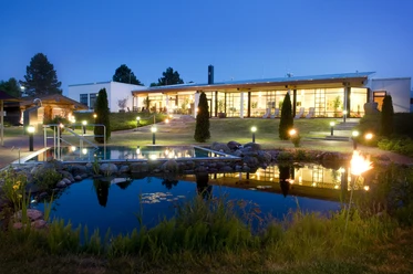 Saunalandschaft Sole-Therme Beleuchtete Saunalandschaft mit Außenbecken - Abendhimmel