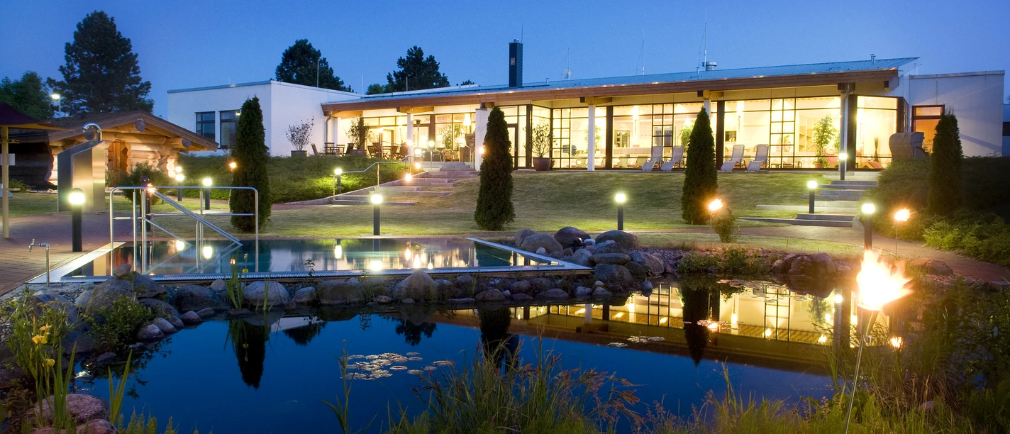 Saunalandschaft Sole-Therme Beleuchtete Saunalandschaft mit Außenbecken - Abendhimmel