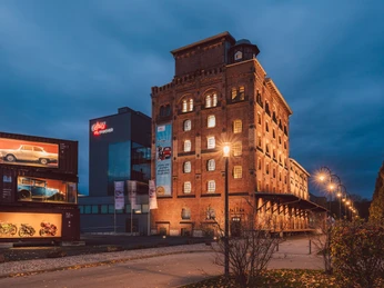 PS.SPEICHER Ein ehemaliger Kornspeicher bei Nacht.A former granary at night.Et tidligere kornlager om natten.Een voormalige graanschuur bij nacht.